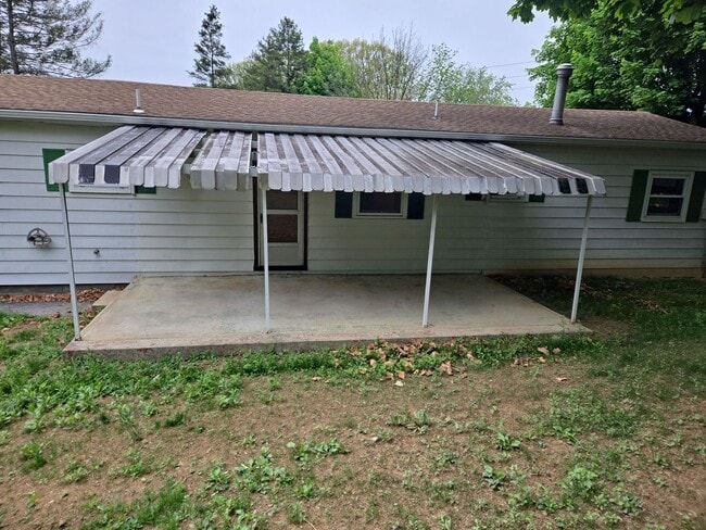Building Photo - 3 Bed / 1.5 Bath Single-Family Home – Near Shippensburg Borough
