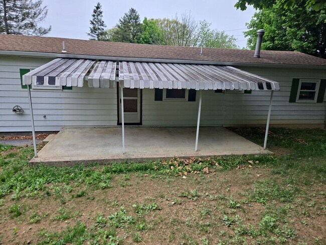Foto del edificio - 3 Bed / 1.5 Bath Single-Family Home – Near Shippensburg Borough
