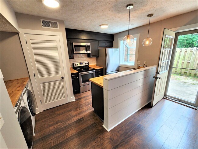 Foto del edificio - Beautiful 2BR/1.5BA Townhouse in Hermitage...