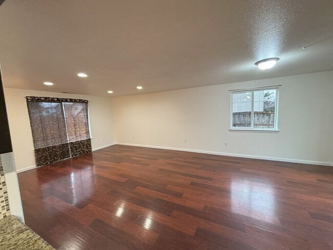 Building Photo - 3Bd/2.5Ba Two Story Home-For Viewing!