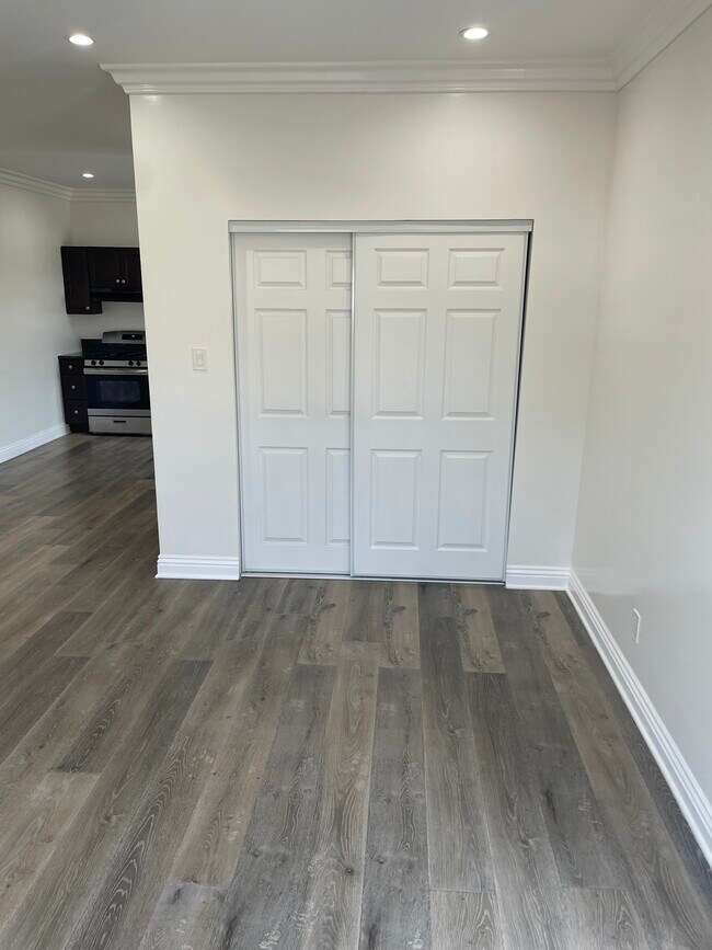 Building Photo - 1117 S Westlake Ave