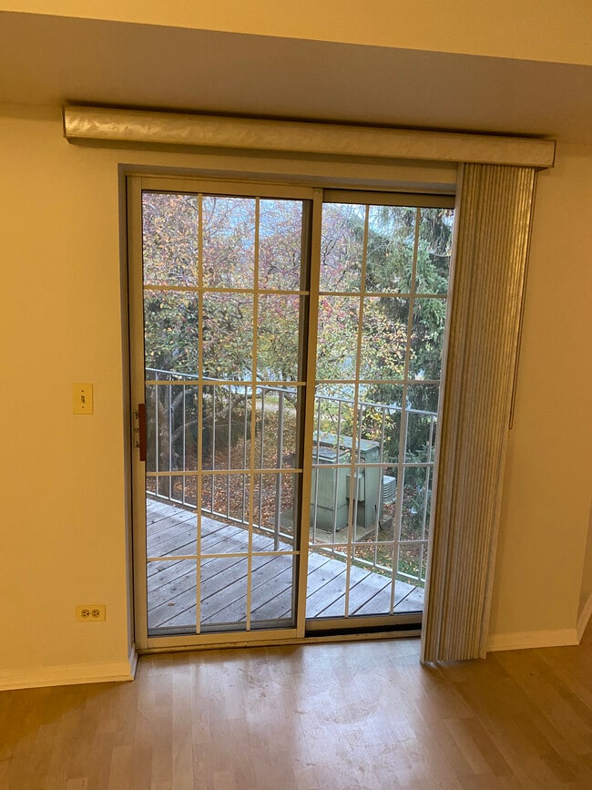 Vista de la entrada al balcón. - 746 N Gary Ave