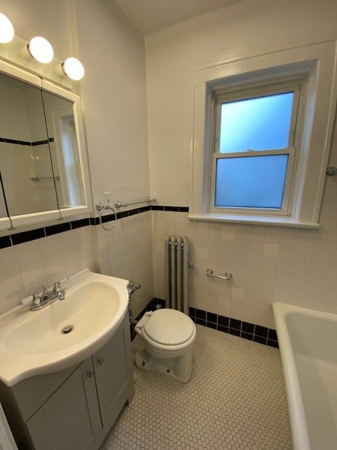 Bathroom - 5252 N Glenwood Ave