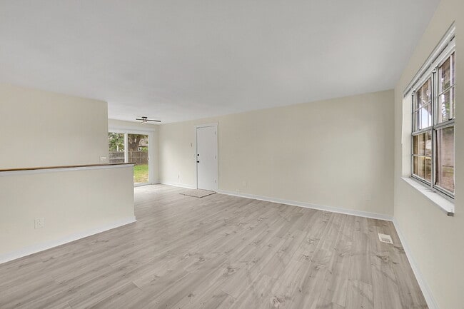 Building Photo - $2,195.00, 3-bed, 1-bath, located in Thorn...