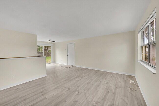 Foto del edificio - $2,195.00, 3-bed, 1-bath, located in Thorn...