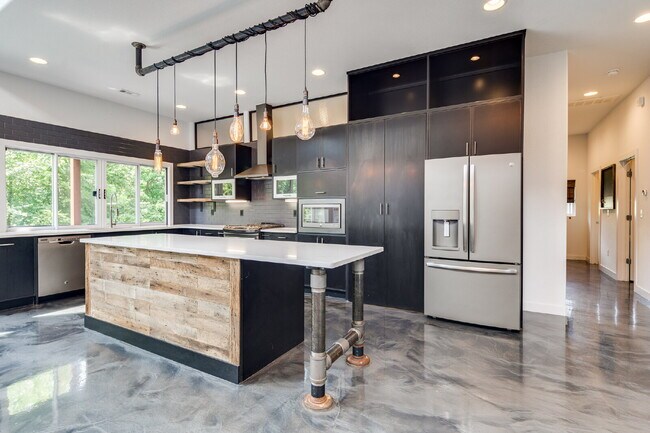 Building Photo - "Classy 3-Bed Oasis with Granite Touches &...