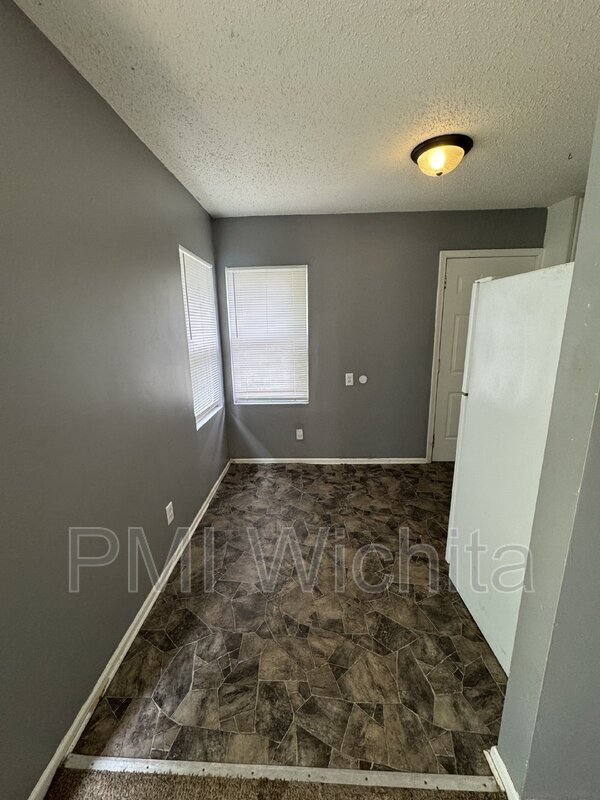 Building Photo - 824 S Water St