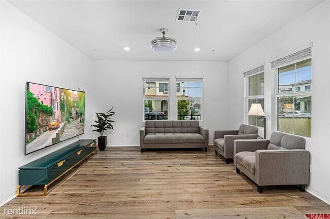 Building Photo - 4 br, 3.5 bath Townhome - 16054 Voyager Ave