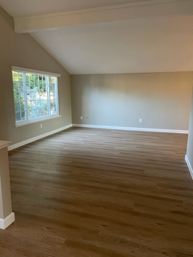 Building Photo - Completely remodeled and REDUCED!