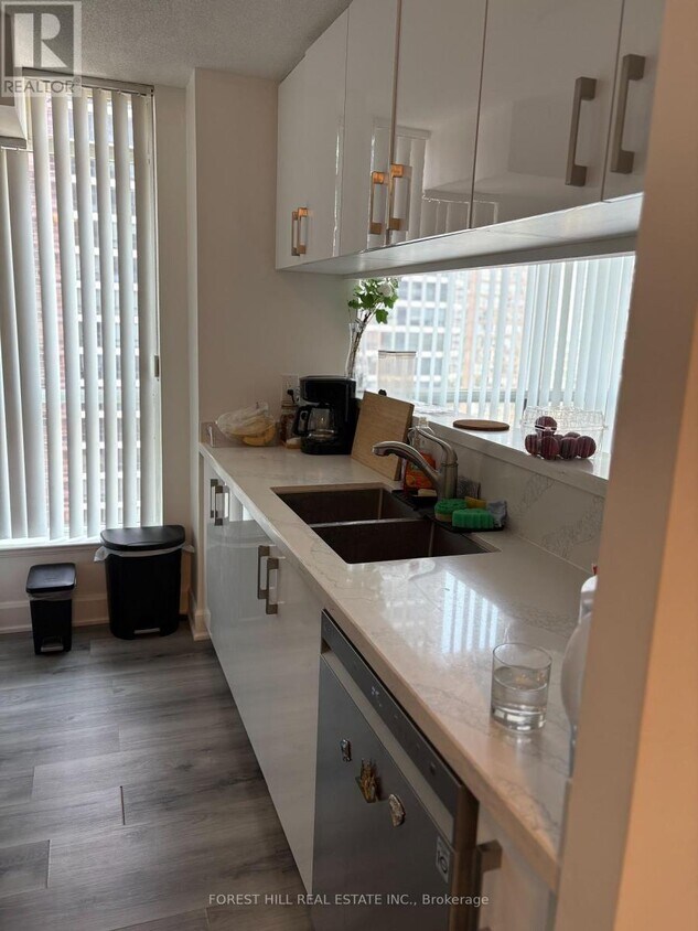 Photo principale - 24-1624 Wellesley St W