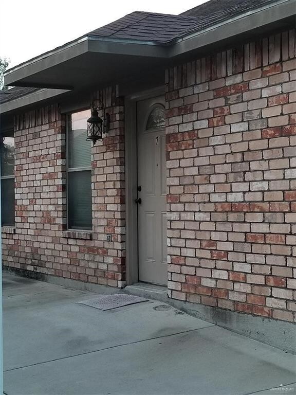 Building Photo - 1805 Oasis Dr