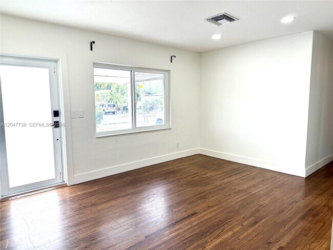 Foto del edificio - 677 E 58th St