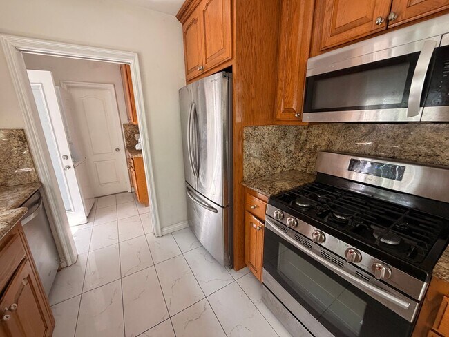 Foto del edificio - Charming 2 Bed Home with A/C, 2 Car Garage, Huge Yard & In-Unit Laundry