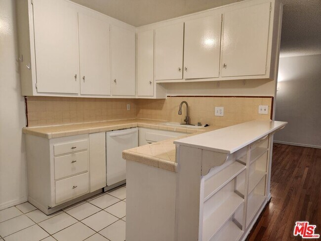 Foto del edificio - 8853 Alcott St