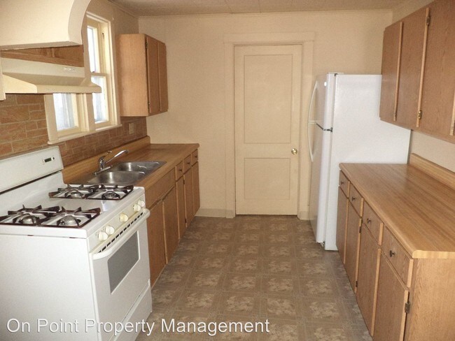 Building Photo - 4 br, 1 bath Apartment - 213 E. Oak St.