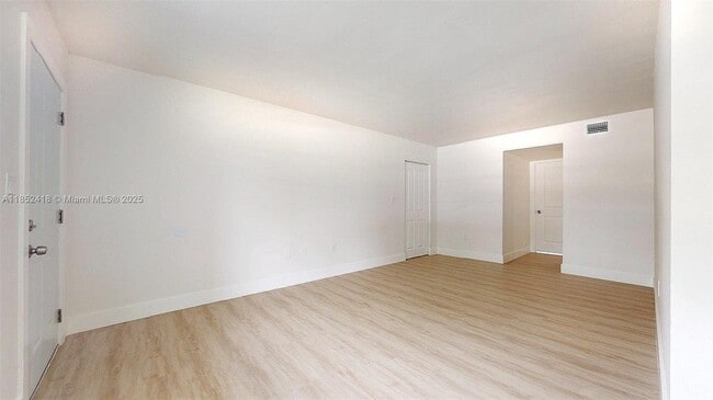 Foto del edificio - 1674 W 42nd St