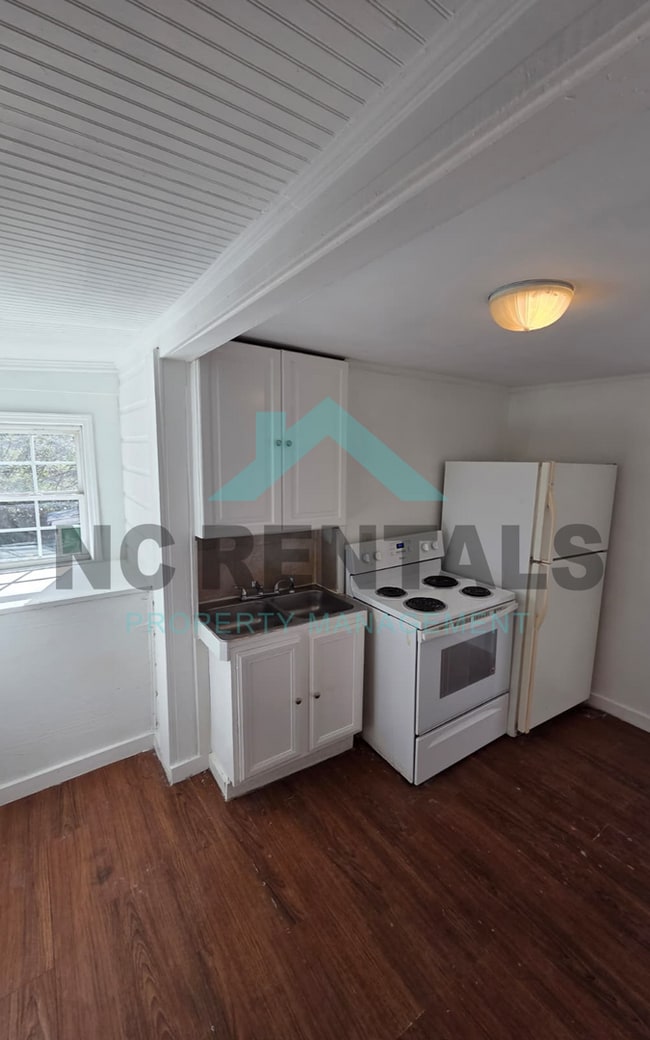 Building Photo - 613 Quarry St