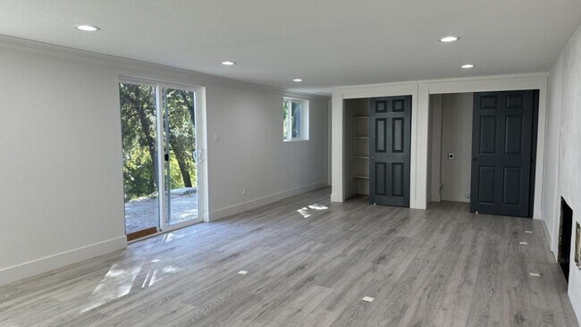 Building Photo - 2124 Scenic Dr