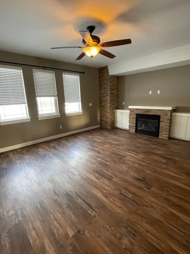 Building Photo - Beautiful Single Family Home!
