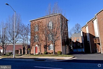 Building Photo - 2400 N Greenbrier Ct