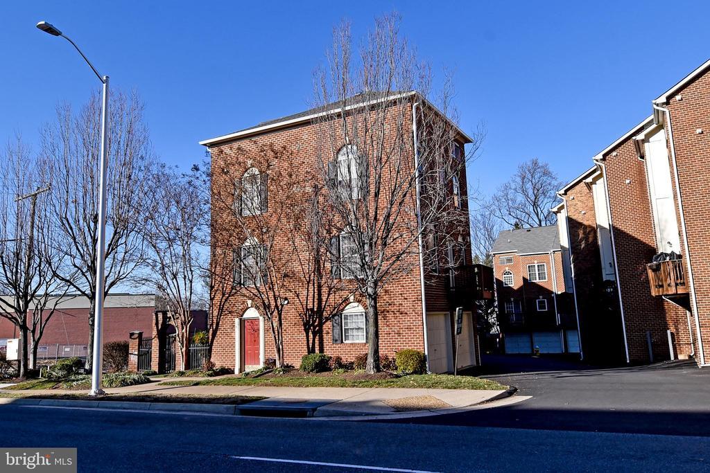 Foto principal - 2400 N Greenbrier Ct