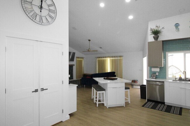 Building Photo - 2800 Sunset Beach Dr