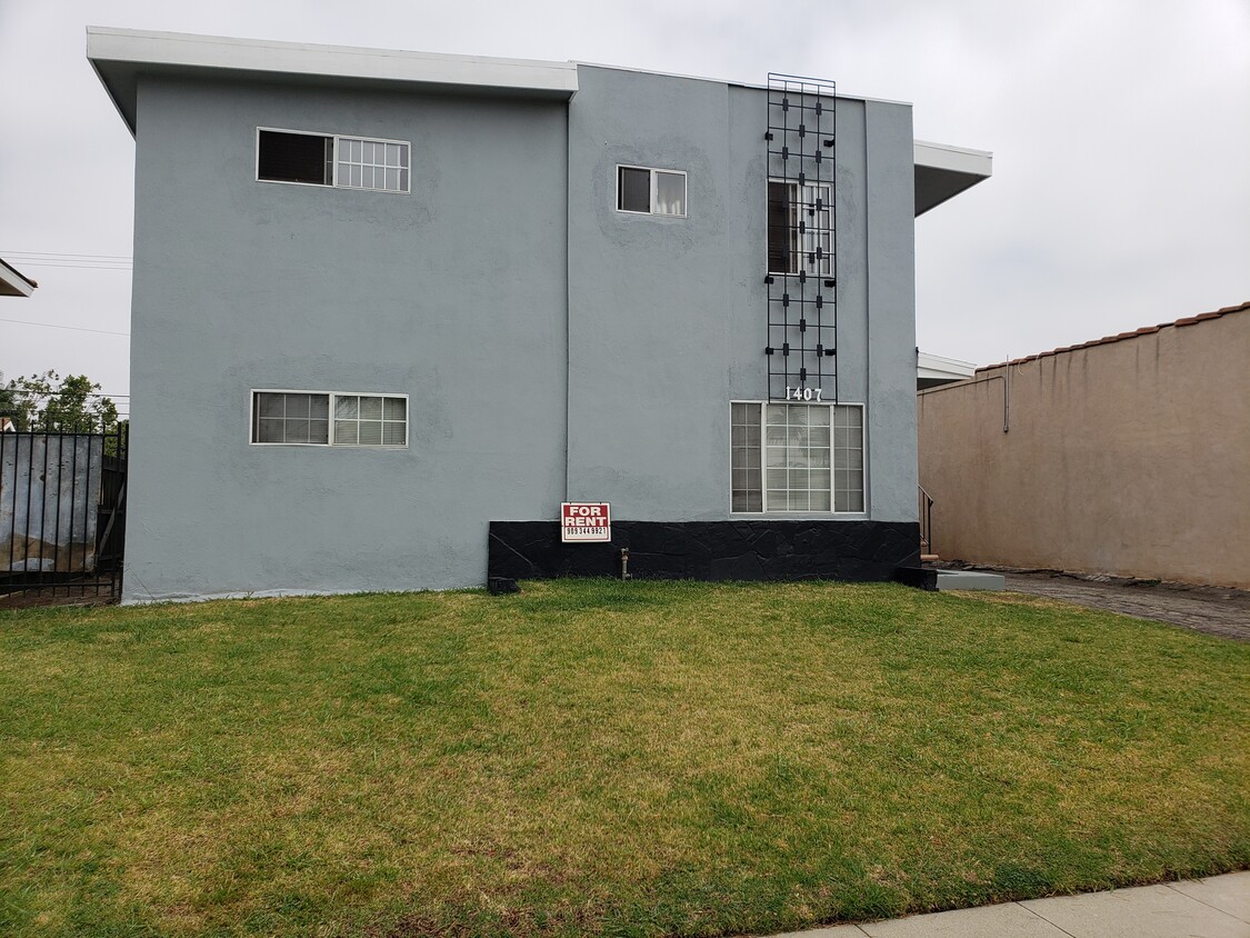 Front of building - 1407 W 83rd St