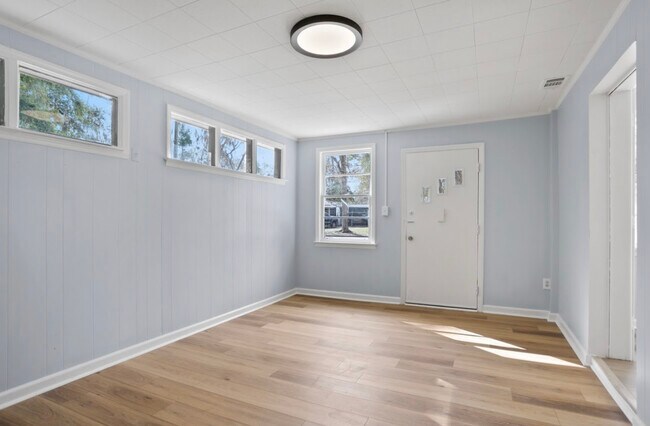 Building Photo - 6 Ranchland Dr
