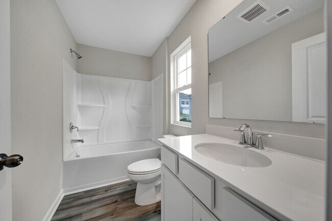 Building Photo - Spacious 5bd,3ba Home!
