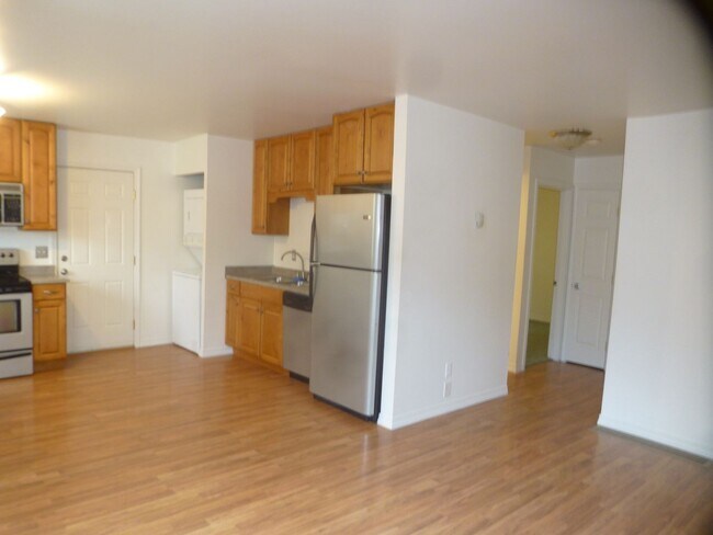 Building Photo - 2 Bed 1 Bath Duplex in Town