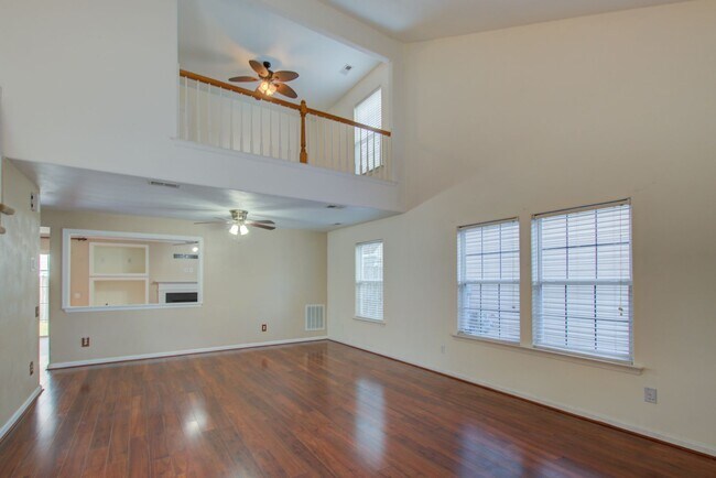 Building Photo - 3 Bed, 2.5 Bath Home in Desirable Burbage ...