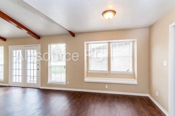 Foto del edificio - 302 Brook Hollow Dr