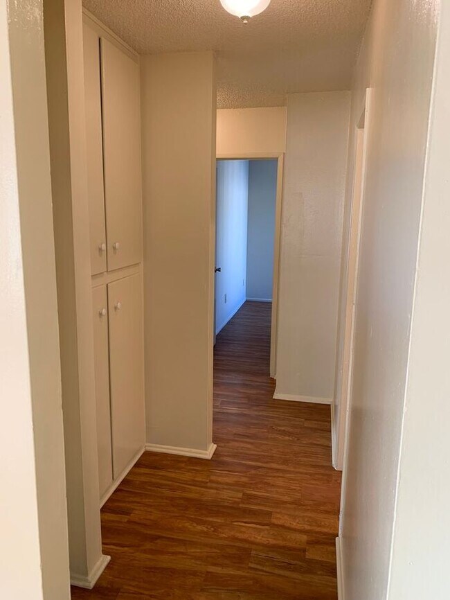 Building Photo - REALLY NICE UPSTRS 2BD 1BA FOR LEASE!