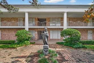 Building Photo - 2201 Fountain View Dr