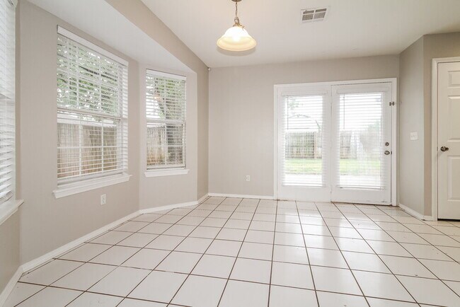 Building Photo - 1024 Pinecrest St