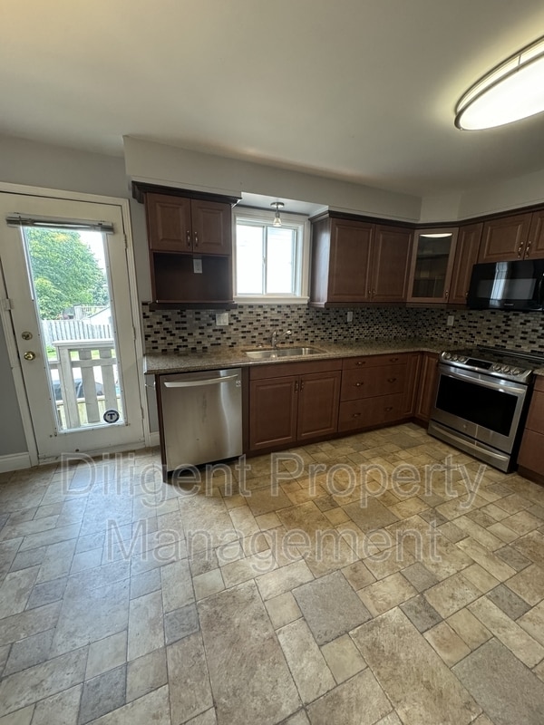 Building Photo - 1537 Ravenwood Dr