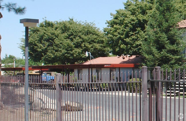 Building Photo - Springwood Court Apts