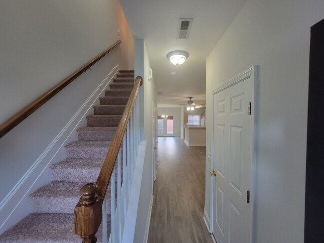 Building Photo - Spacious Townhome with Private Patio | Win...