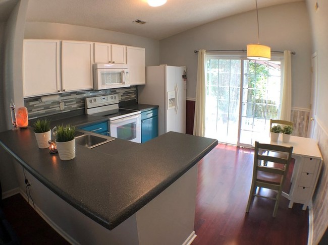 Building Photo - Cute Remodeled 2 BR 2 BA in Concord
