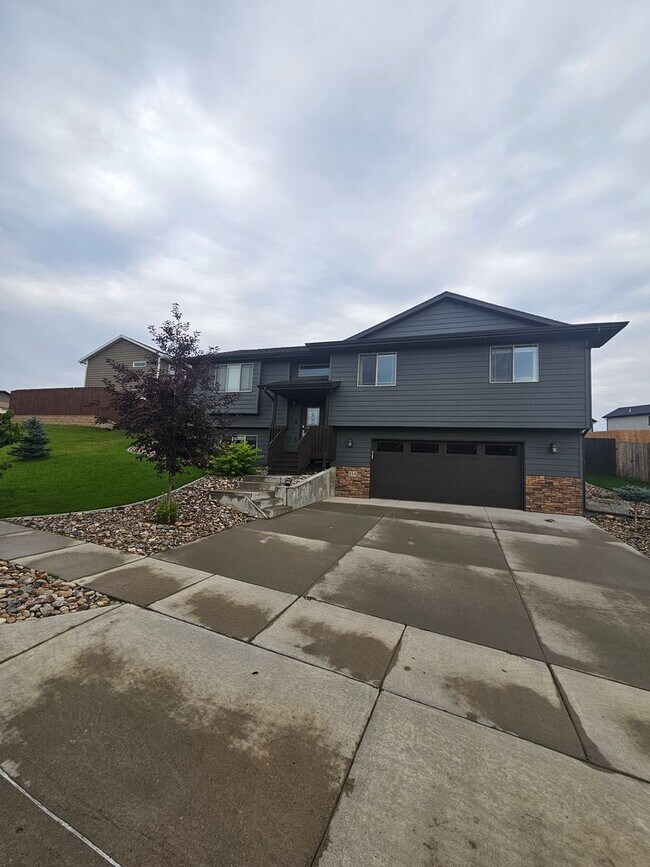 Foto del edificio - 3 BED | 2.5 BATH | SPLIT-FOYER HOME | DOUB...