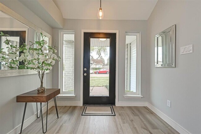 Foto del edificio - 15635 Scenic Haven Dr