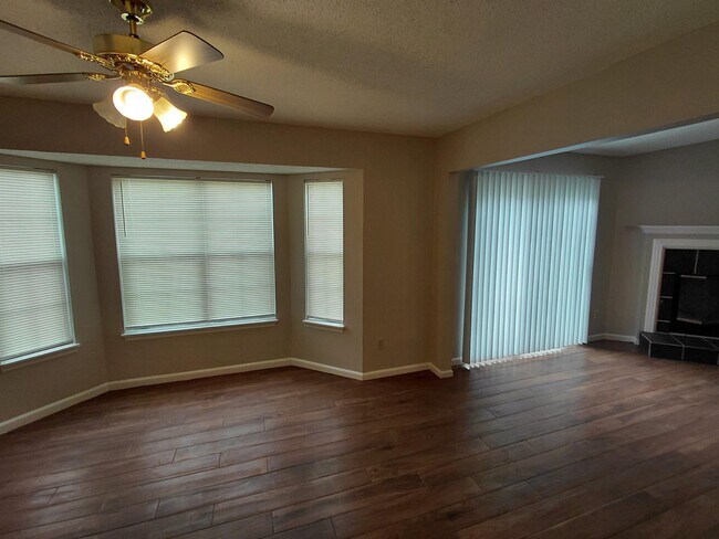 Foto del edificio - 1347 Lawndale Rd