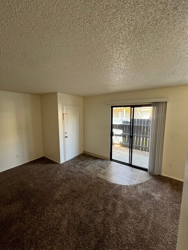 Foto del edificio - 1351 Dustin Dr