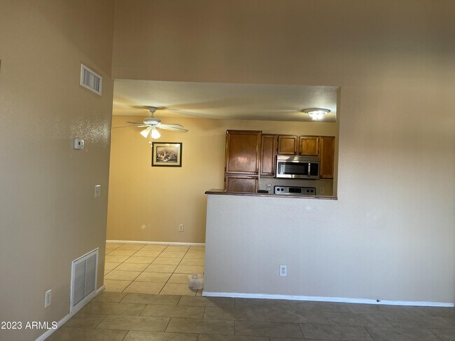 Building Photo - 623 W Guadalupe Rd