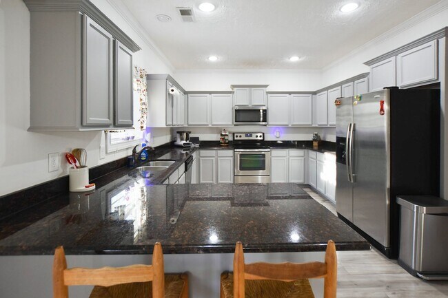 Building Photo - Pet Friendly Three Bedroom with Bonus!