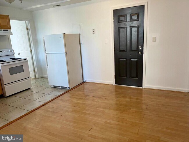 Building Photo - 307 Dolphin St