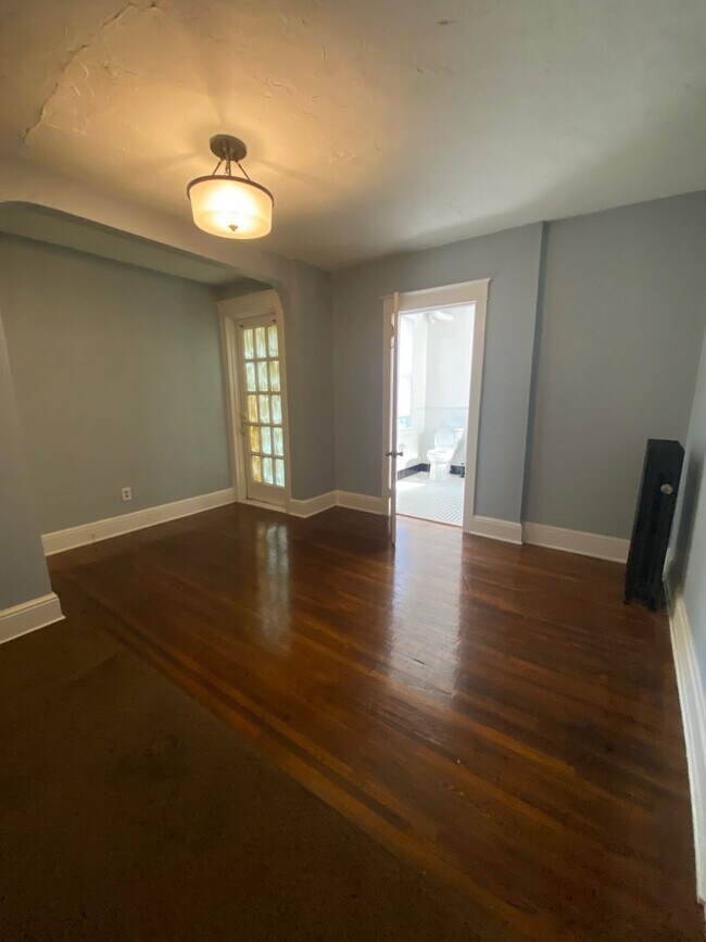 Foto del edificio - 327 E Market St