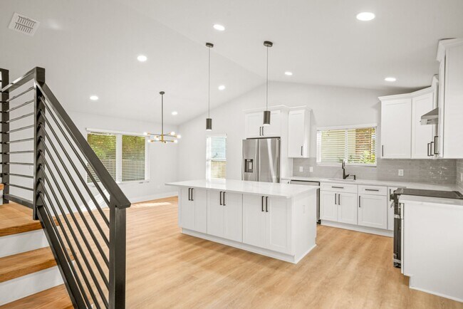 Foto del edificio - BEAUTIFUL HOUSE FOR RENT NEAR 1604 W/ GUIL...