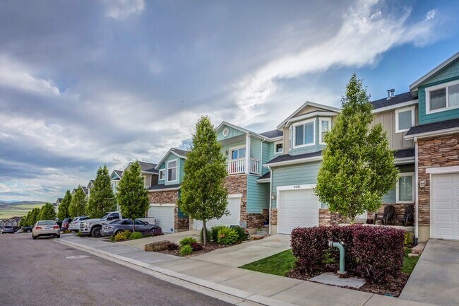 Building Photo - 4251 Cresthaven Ln
