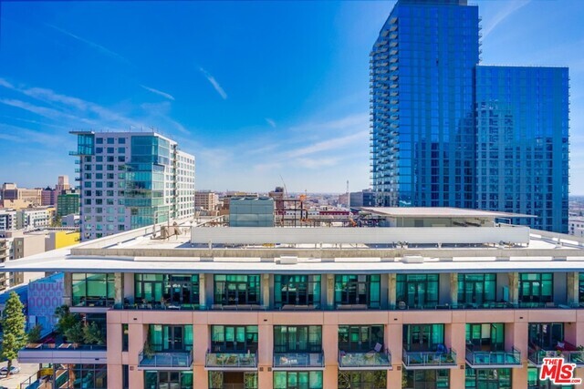 Building Photo - 1100 S Hope St